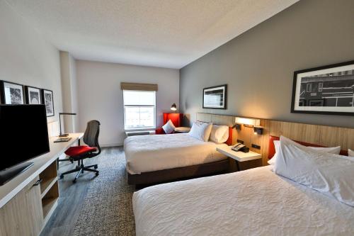 een hotelkamer met 2 bedden en een flatscreen-tv bij Hilton Garden Inn Savannah Historic District in Savannah