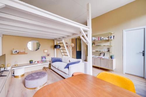 un salon avec un canapé et une table dans l'établissement Beautiful apartment Bordeaux Triangle d'Or, à Bordeaux