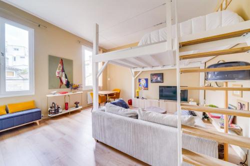 un salon avec un lit superposé et un canapé dans l'établissement Beautiful apartment Bordeaux Triangle d'Or, à Bordeaux