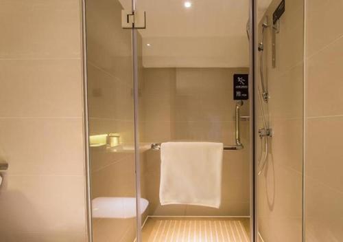 W łazience znajduje się prysznic ze szklanymi drzwiami. w obiekcie City Comfort Inn Nanning Haijixing Jiangnan Park Metro Station w mieście Nanning