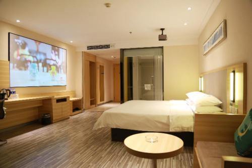 Un pat sau paturi într-o cameră la City Comfort Inn Zhanjiang Seaside Park Guanhai Corridor