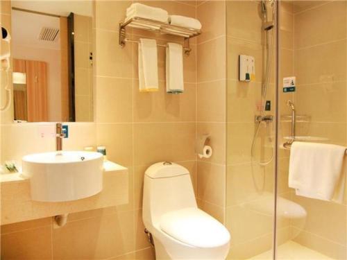 ein Bad mit einem WC, einem Waschbecken und einer Dusche in der Unterkunft City Comfort Inn Huangshi Wanda Plaza Huashan Road in Huangshi