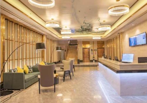 hol hotelu z kanapą i krzesłami w obiekcie City Comfort Inn Yangjiang Hailingdao Dajiaowan w mieście Lizao