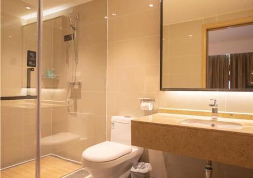 W łazience znajduje się toaleta, umywalka i prysznic. w obiekcie City Comfort Inn Yangjiang Hailingdao Dajiaowan w mieście Lizao