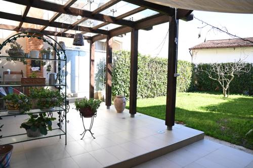 una pérgola con macetas en un patio en Casa Philomena - Irpinia, en Lioni