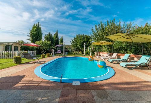 uma piscina com cadeiras e um guarda-sol em Villa Sikovo em Sveti Filip i Jakov