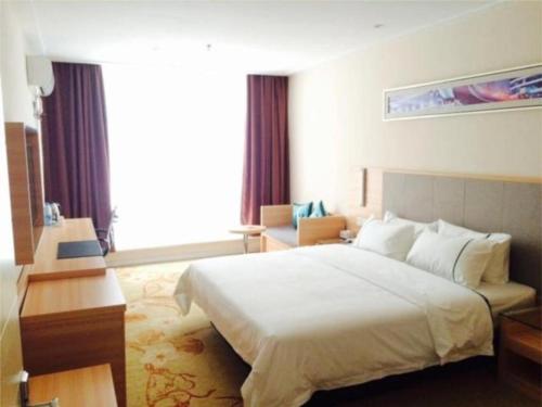City Comfort Inn Yichang East Station Rose Garden Global Harbor في Baiyang: غرفة فندقية بسرير كبير ونافذة