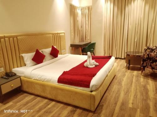 Un pat sau paturi într-o cameră la Hotel 7 Days Inn Dharamshala