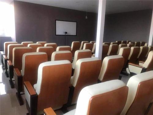 una fila de sillas en una habitación con pantalla en Echarm Hotel Changchun Jiutai District Government Railway Station, 