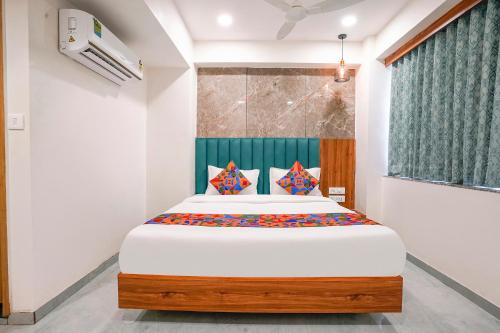 Postel nebo postele na pokoji v ubytování FabHotel Namantra - Nr Apollo Circle Sardar Patel Ring Road