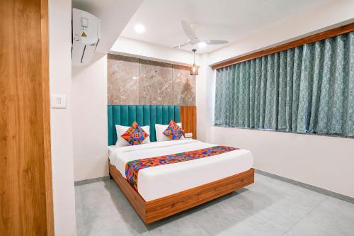 Postel nebo postele na pokoji v ubytování FabHotel Namantra - Nr Apollo Circle Sardar Patel Ring Road