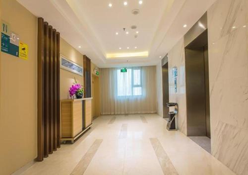 a hallway of a hospital with a reception desk at City Comfort Inn Nanning Chaoyang Square Theater Metro Station in Nanning