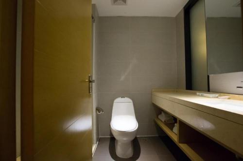 Ένα μπάνιο στο City Comfort Inn Zhanjiang Middle Haibin Avenue Wanda Plaza