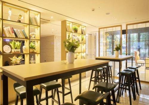 The lounge or bar area at City Comfort Inn Maoming Xinyi Donghuicheng
