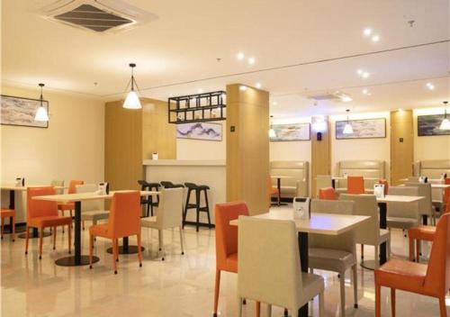A restaurant or other place to eat at City Comfort Inn Maoming Xinyi Donghuicheng