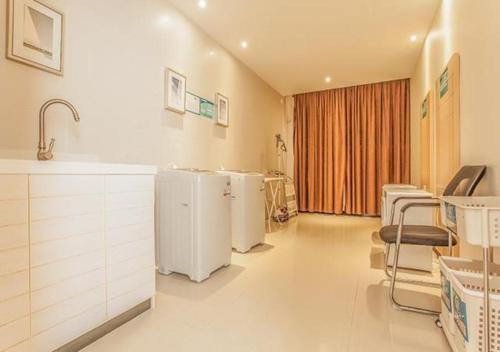 a clinic with a waiting room with machines and chairs at City Comfort Inn Liuzhou Yaobu Acient Town in Liuzhou