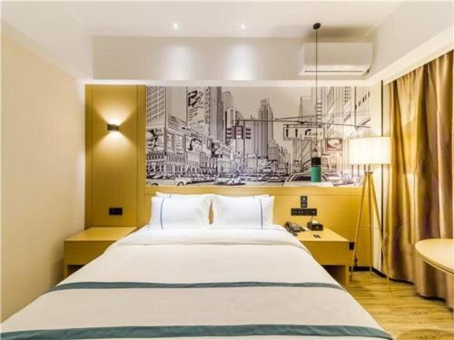 pokój hotelowy z łóżkiem i rysunkiem na ścianie w obiekcie City Comfort Inn Qingdao Taidong Business District w mieście Fushansuo