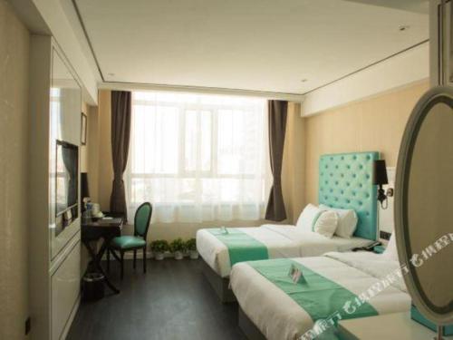 ein Hotelzimmer mit 2 Betten und einem Spiegel in der Unterkunft Xana Hotelle Ulanqab Municipal Government Wanda Plaza in Jining