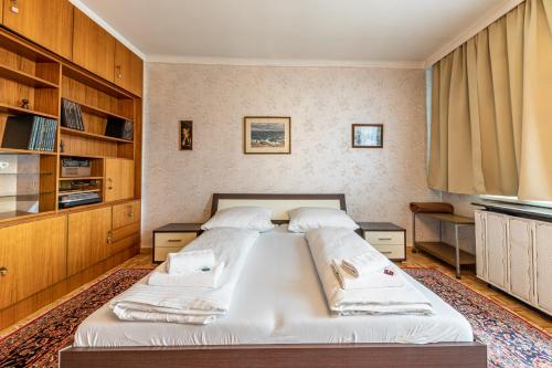 1 dormitorio con 1 cama grande con sábanas blancas en Vintage + View + Balcony - The Original Vienna, en Viena