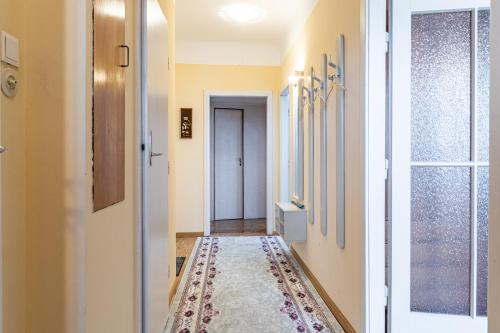 un pasillo con una puerta y una alfombra en Vintage + View + Balcony - The Original Vienna, en Viena