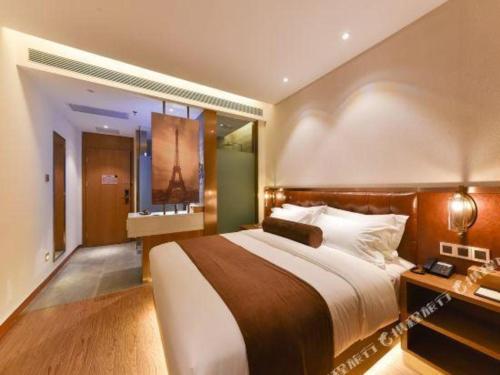 Llit o llits en una habitació de James Joyce Coffetel Shijiazhuang the Mixc Jinyuan Tower Airport Bus