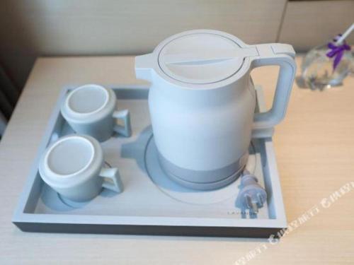 model miksera i dwie toalety na stole w obiekcie Lavande Hotels· Yueyang Linxiang Zhongfa w mieście Linxiang