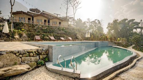 uma piscina em frente a uma casa em Supan Ecolodge em Sapa