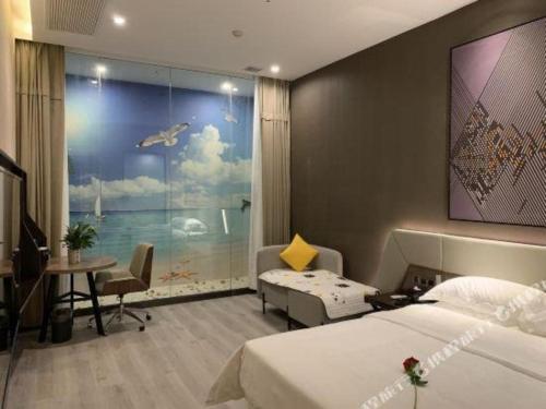 武漢的住宿－IU Hotels· Wuhan Jianghan Road Metro Station，一间卧室配有一张床、一张书桌和一个窗户。