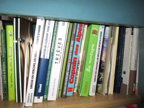 une étagère remplie de livres dans l'établissement Gîte au chemin des Cordonniers, à Gresse-en-Vercors