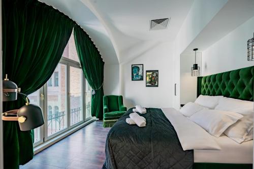 Celine Residence Luxury في بودابست: غرفة نوم بسرير كبير ونافذة كبيرة