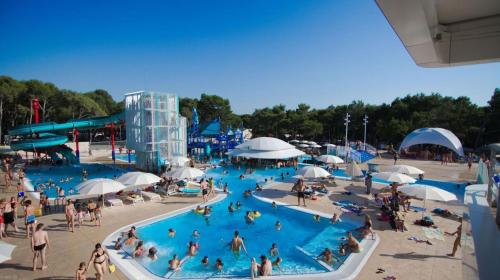 a group of people in a pool at a water park at Easyatent Camping Cikat in Mali Lošinj