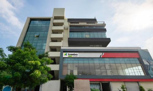 Un grand bâtiment avec un logo kota sur lui dans l'établissement Treebo Trend The Square, à Ahmedabad