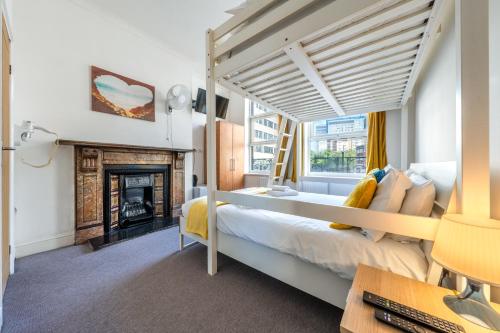 倫敦的住宿－Ryam Suites，一间卧室配有一张床和一个壁炉