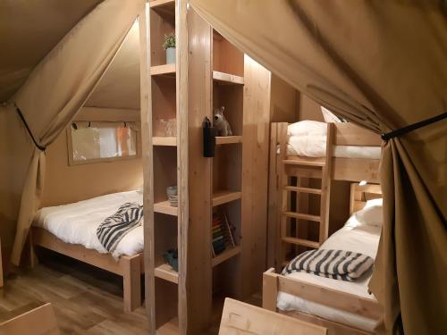 Una habitación con literas en una tienda de campaña en Easyatent Camping Cikat en Mali Lošinj