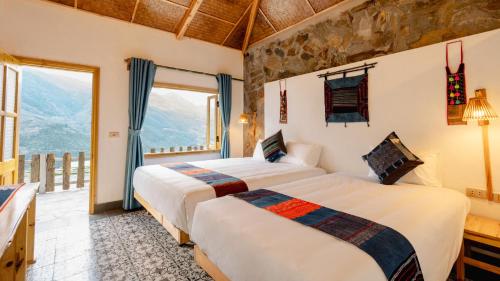 Duas camas num quarto com vista em Supan Ecolodge em Sapa