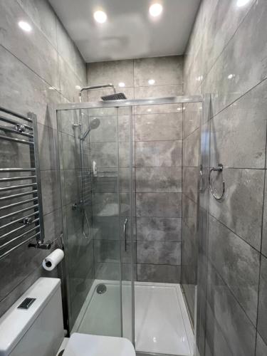 a bathroom with a shower and a toilet and a sink at F3, Luxury Flat close to Ilford. sel in Ilford