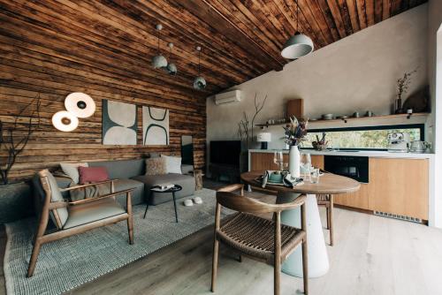 Kuchyň nebo kuchyňský kout v ubytování ZAMA Forest Resort