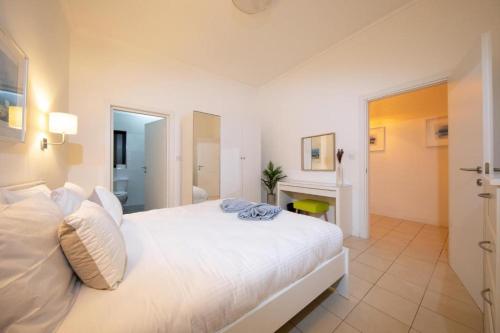 - une chambre avec un lit blanc et un bureau dans l'établissement Cozy 3 Bedrooms - Near Sliema Seafront, à Sliema