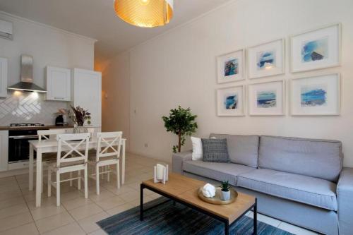 - un salon avec un canapé bleu et une table dans l'établissement Cozy 3 Bedrooms - Near Sliema Seafront, à Sliema
