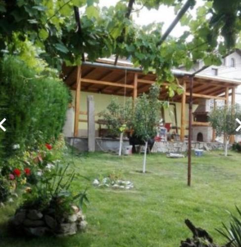 Κήπος έξω από το Вила Маца