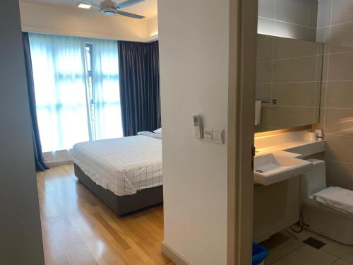 Nice three bedroom at suasana في كوالالمبور: غرفة نوم بسرير ومغسلة ومرآة