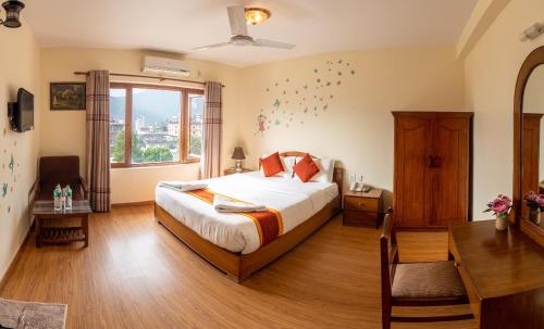 een slaapkamer met een bed en een raam bij Hotel Pokhara View backup in Pokhara