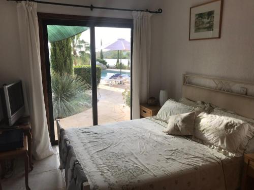 una camera con letto e vista sulla piscina di Villa Manzanillo a Coral Bay