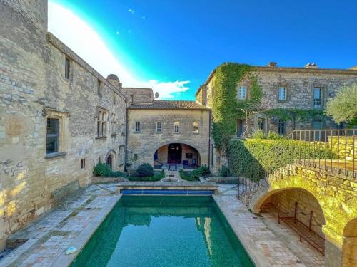 Saint-Maximin的住宿－Château d'exception LUXE，大楼前带游泳池的房子