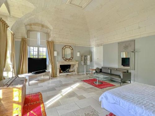 een grote slaapkamer met een bed en een open haard bij Château d'exception LUXE in Saint-Maximin