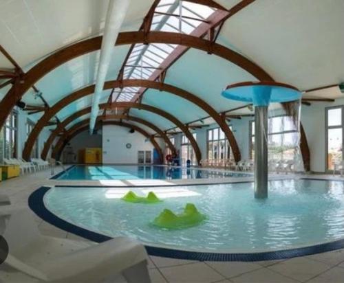 une grande piscine intérieure dans un immeuble dans l'établissement Mobil-Home Camping 4* Landes Lac et Océan 6 à 8 p., à Gastes