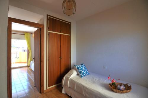 une chambre avec un canapé et un panier dans l'établissement RNET - Studio Olympe - Roses Costa Brava, à Roses