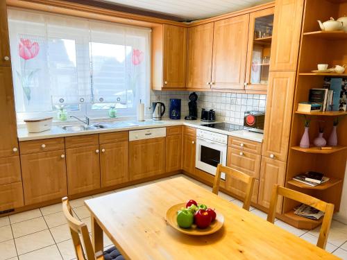 a kitchen with a table with a bowl of fruit on it at Schönes Zimmer am Jans Kamp 3 mit Küche Self-Check-In in Vechta