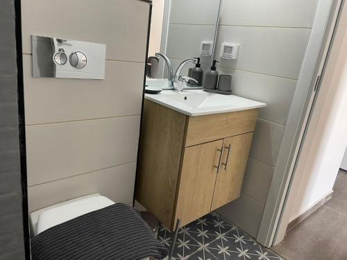 een kleine badkamer met een wastafel en een spiegel bij lovely flat in the center 36 in Tel Aviv