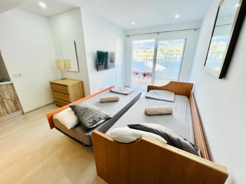 ein Schlafzimmer mit zwei Betten und einem großen Fenster in der Unterkunft LaVITALSOL in Adeje